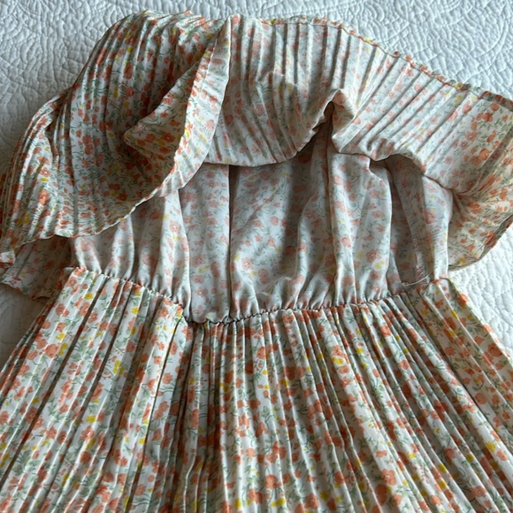 Gorgeous, floral, pleaded jumpsuit size medium - Picture 11 of 11